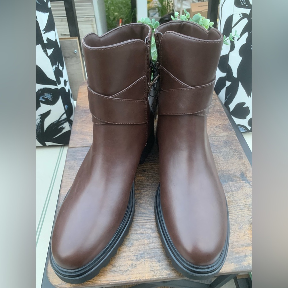 NWOT Unisa Women’s Ankle Brown Leather Zip up Buckle Boots